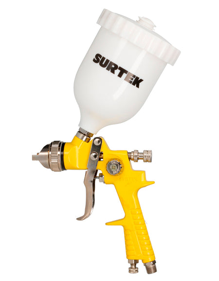 Pistola de gravedad con vaso plástico con presión de trabajo de 50 psi, capacidad de vaso de 600 ml, entrada de aire 1/4" NPT. Consumo de aire de 7.5 scfm, diámetro interno de manguera de 3/8" Surtek
