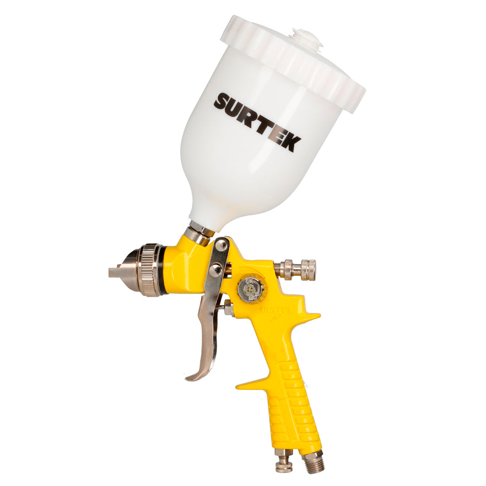 Pistola de gravedad con vaso plástico con presión de trabajo de 50 psi, capacidad de vaso de 600 ml, entrada de aire 1/4" NPT. Consumo de aire de 7.5 scfm, diámetro interno de manguera de 3/8" Surtek