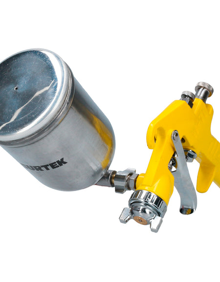Pistola para pintar de gravedad con vaso giratorio. Presión de trabajo de 70 psi, capacidad de vaso de 300 ml. Entrada de aire de 1/4" NPT. Consumo de aire de 2.6 sfcm Surtek